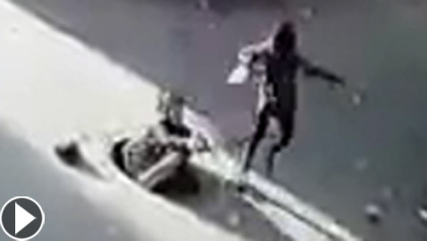 غضب عارم في مصر بسبب فيديو لطفلة سقطت في بالوعة صرف مفتوحة!