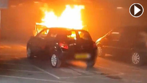 بالفيديو: اشتعلت سيارتها وبداخلها أطفالها.. فمن انقذت أولاً؟؟