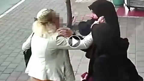  فيديو صادم: إعتداء على محجبتين بالشارع في تركيا