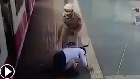 سرعة بديهة شرطي هندي تنقذ رجلا من الموت تحت عجلات قطار!
