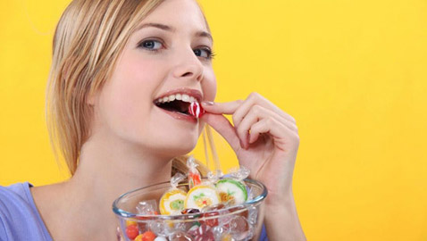 هذه العادات الخاطئة تدمر أسنانكم.. تخلصوا منها