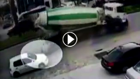 مصرع امرأة بعد تعرضها لحادث دهس تحت عجلات شاحنة بناء ضخمة!