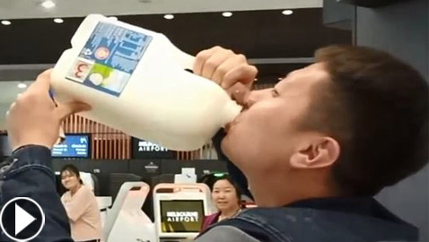 صيني يشرب قنينة حليب (3 لتر) كاملة بعد منعه من إدخالها للطائرة!