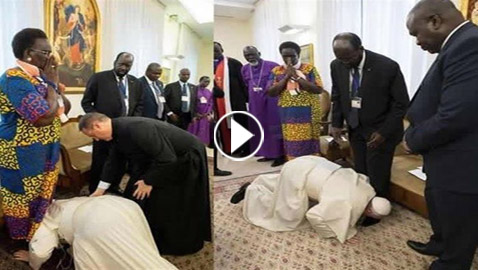 بالفيديو والصور: البابا يقبّل أقدام قادة جنوب السودان ويتوسل إليهم