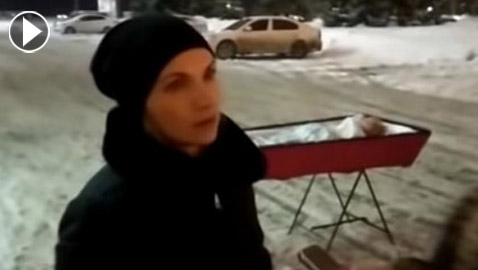 بالفيديو: سيدة روسية تضع تابوتاً فيه جثمان زوجها أمام مبنى حكومي.. والسبب؟ 