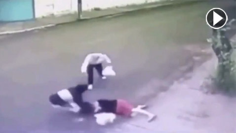 بالفيديو: عجوز شجاع ينقذ امرأة من عصابة لصوص