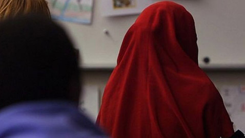 عنصري يعتدي لفظيا وجسديا على محجبة في برلين، ثم يؤدي التحية النازية!