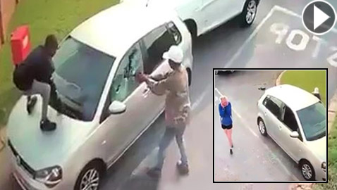 لحظات مخيفة عاشتها سائحة بعد هجوم لصان عليها وسرقة سيارتها!