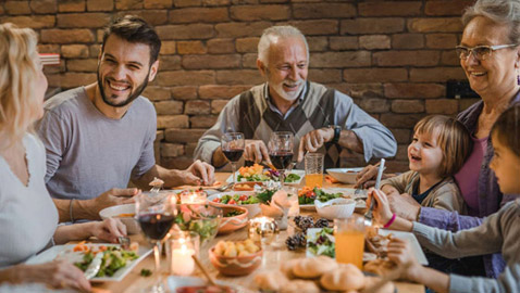 إلى من ينشرون صور الموائد والأطعمة في رمضان.. أصل النية!