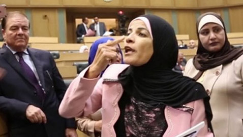  توقيف البرلمانية الأردنية فضية الديات بعد أن  صفعت ضابط شرطة  