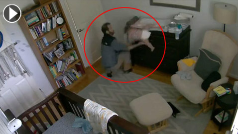 فيديو صادم: شاهدوا لحظة إنقاذ أب لطفله خلال تغييره حفاضته