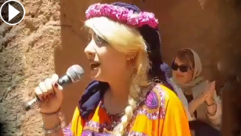 التحقيق مع مغنية إيرانية غنّت أمام السياح، والسبب؟!