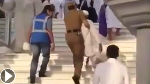 موقف إنساني لرجل أمن سعودي حمل مسن عجز عن صعود الدرج في الحرم