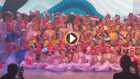 فيديو صادم: انهيار مسرح في الصين يوقع قتيلا وعشرات الجرحى