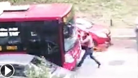 حافلة تحاول دهس رجلا عن عمد بعد أن اعترض طريقها! فيديو
