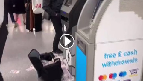 صراف آلي يصاب بالجنون ويدفع النقود على الطريق.. فيديو