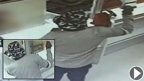 بالفيديو: رجل إسرائيلي ينجح في سرقة بنكين بقنبلة أفوكادو