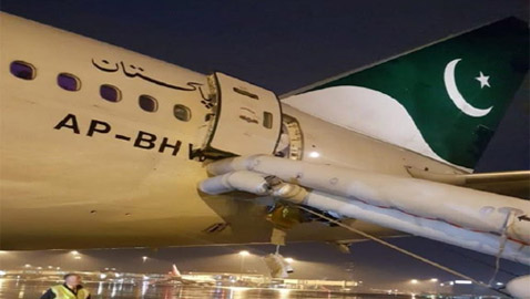 راكب طائرة فتح باب مخرج الطوارئ بالخطأ ظنا أنه باب الحمام!