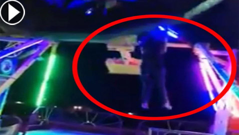 سيدة تنزلق وتسقط من لعبة ملاهي بعدما فتح حزام الأمان فجأة! فيديو