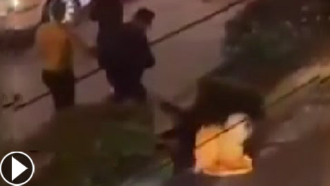 فيديو صادم: سحل وضرب امرأة إيرانية بوحشية بالشارع لعدم ارتدائها الحجاب!