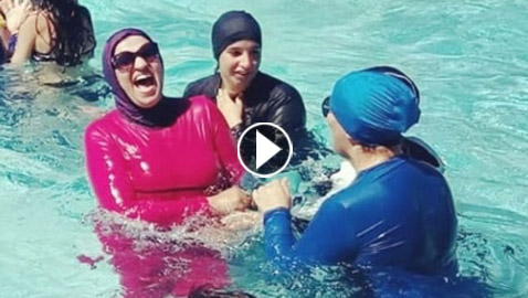 نساء مسلمات يتحدين حظر البوركيني في فرنسا ويرتدينه في حمام السباحة