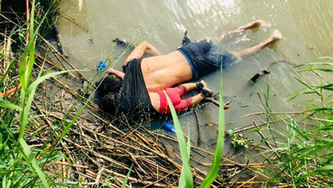 صور محزنة: أب وإبنه بحثا عن حياة أفضل لكن وجدوا الموت غرقا