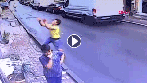 فيديو يظهر بطولة فتى جزائري في إنقاذ طفلة سورية سقطت من نافذة
