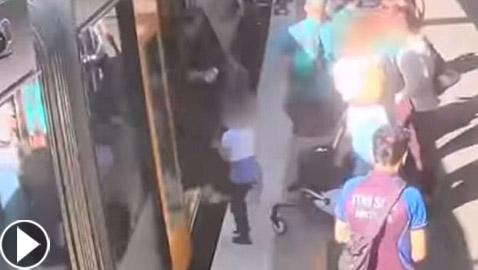 بالفيديو.. طفل أسترالي يسقط تحت القطار في الفجوة بين الرصيف