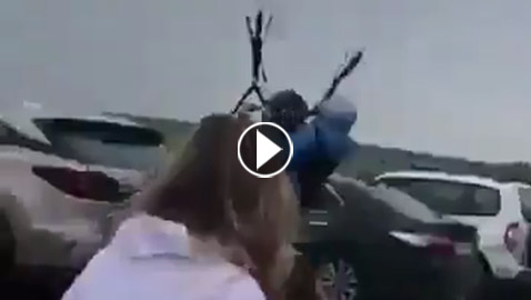 فيديو صادم.. طائرة شراعية على متنها شخصان تصطدم بسيارة!