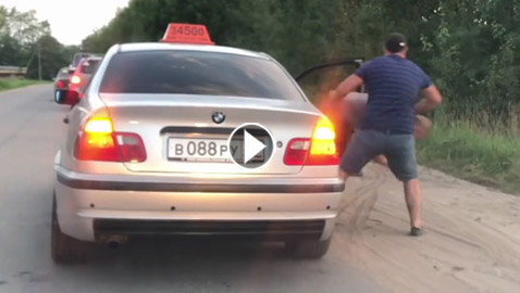 بالفيديو: شاهدوا ماذا فعل صاحب التاكسي براكب رمى زجاجة
