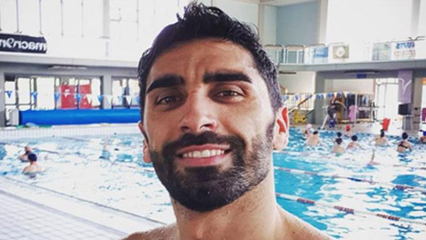 بطل سباحة أولمبي إيطالي ينقذ عريسا من الغرق على شاطئ جزيرة سردينيا