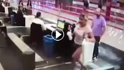 بالفيديو: إمرأة حاولت صعود الطائرة عبر حزام الأمتعة في مطار إسطنبول