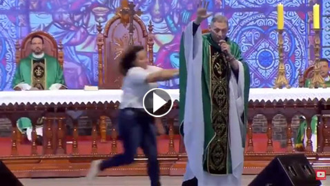 فيديو صادم: راهب يتدعي أن 