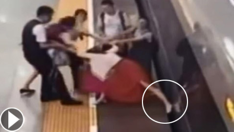امرأة صينية غاضبة تؤخر قطارا لمدة 7 دقائق بواسطة قدمها! فيديو