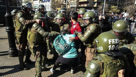 قصة مدرسة في تشيلي يحمل طلابها قنابل حارقة مع أقلامهم
