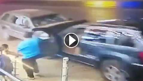بالفيديو: نجاة طفلة ووالدها من الموت بأعجوبة من حادث مروع!