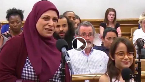  فيديو سيدة سورية متهمة السرعة والقاضي يطلب من ابنتها ان تحكم عليها