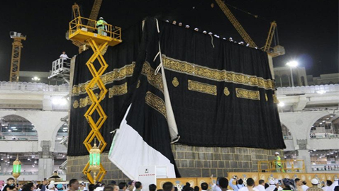 بالصور.. استبدال كسوة الكعبة المشرفة