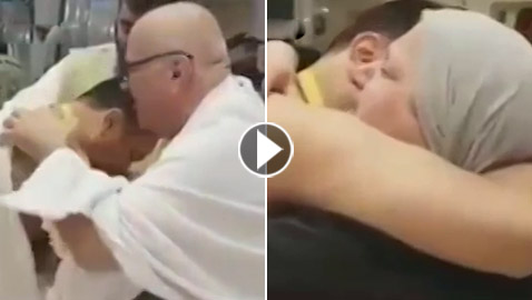 فيديو مؤثر: شاب سوري يلتقي والديه صدفة في الحج بعد فراق 7 سنوات!