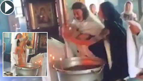 أم تنقضّ على قس روسي وهو يغرق طفلها بعنف في الماء أثناء تعميده! فيديو