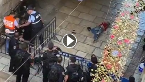 بالفيديو: طعن شرطي إسرائيلي في القدس واستشهاد منفذَي العملية