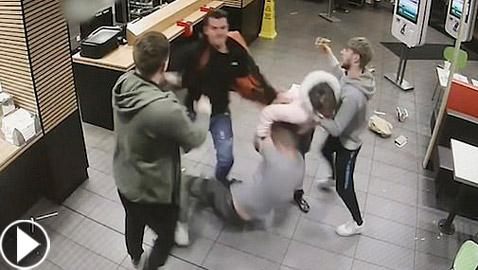 بالفيديو: مشاجرة عنيفة بين مجموعة شباب وفتاة في ماكدونالدز ببريطانيا