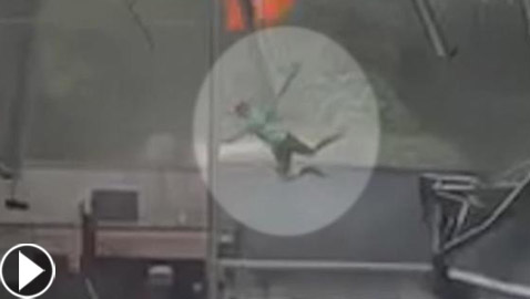 عاصفة قوية ترفع موظفي مطعم ليسقط أحدهم مصابا في وجهه! فيديو