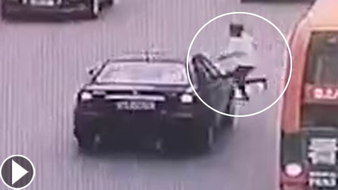 صبي متهور يتعرض لحادث دهس مروع أثناء محاولته عبور الشارع! فيديو
