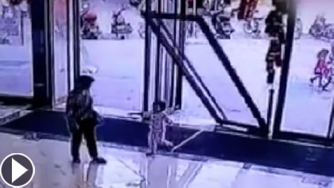 لقطات مروعة للحظة سقوط باب زجاجي على رأس طفلة! فيديو