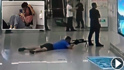 قناص بارع ينقذ فتاة من موت محقق بعدما احتجزت كرهينة لدى خاطفها!