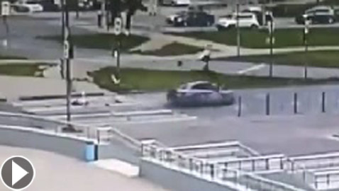 مقتل شخصين وإصابة آخر في حادث دهس مروع في روسيا! فيديو