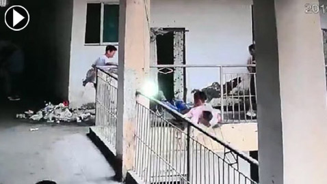 بالفيديو: لقطات مروعة للحظة سقوط طالبين من الطابق الرابع بالمدرسة