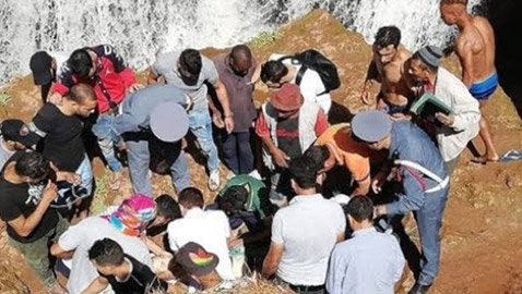 فيديو صادم.. انزلقت رجله فسقط من أعلى شلالات بالمغرب