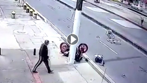 بالفيديو: مصرع سائق دراجة نارية في حادث تصادم مرعب 